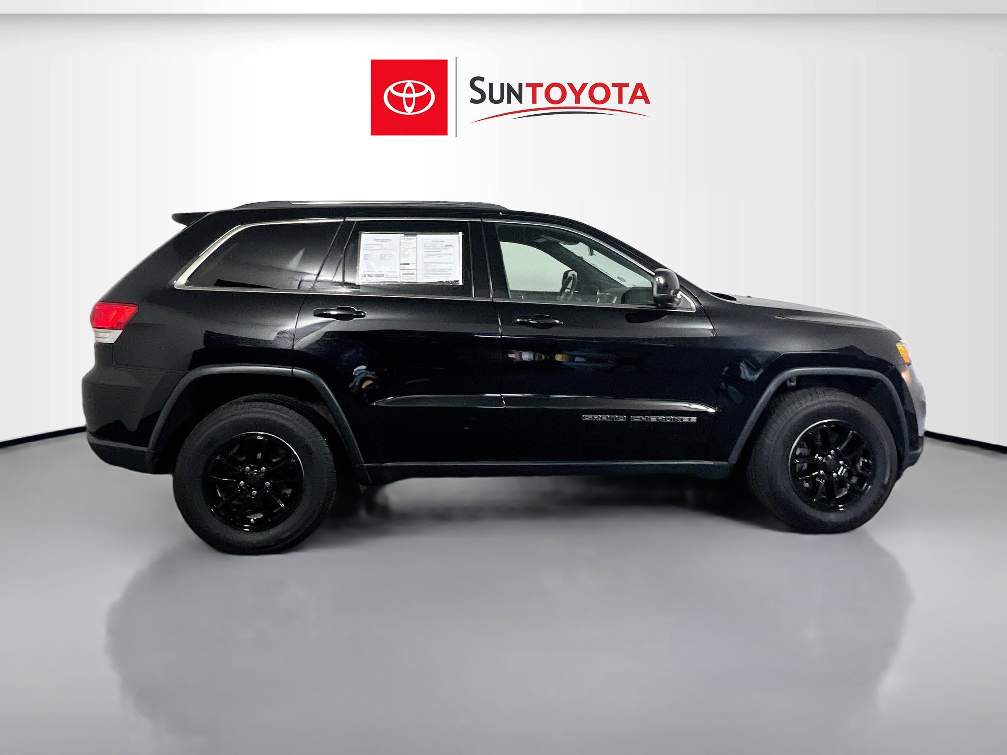 Used 2019 Jeep Grand Cherokee Laredo AWD/4WD image 2