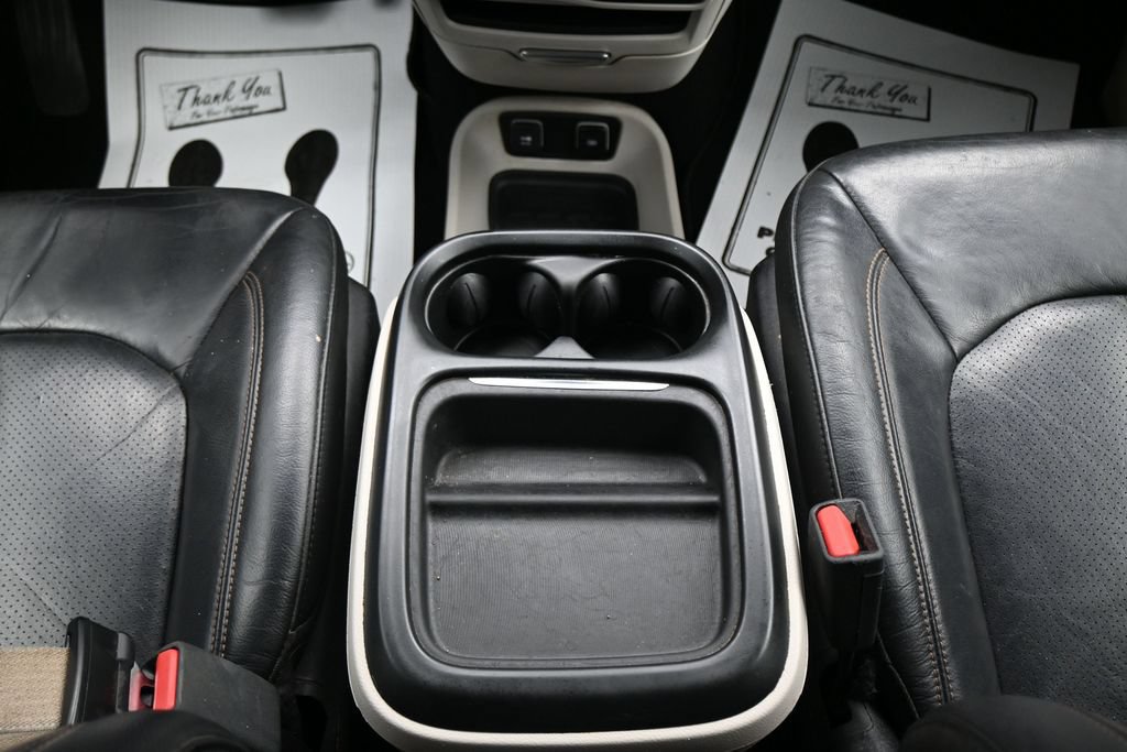 Used 2018 Chrysler Pacifica Touring-L FWD image 19