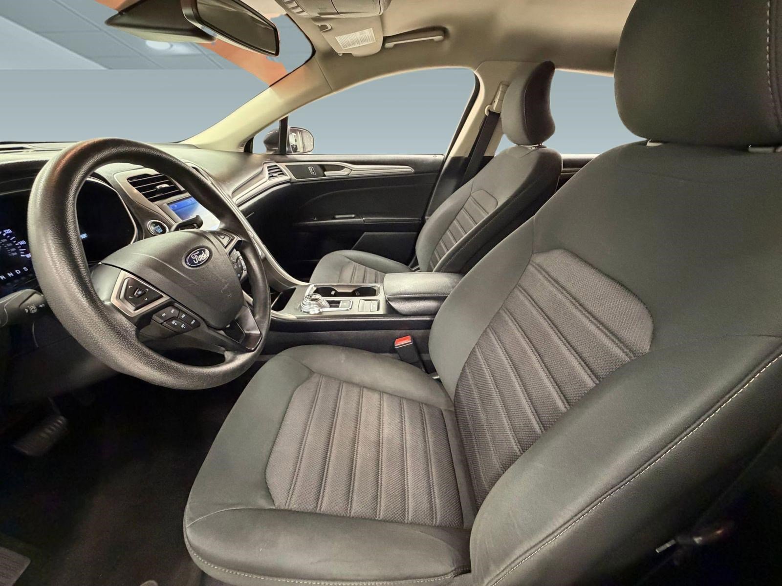 Used 2019 Ford Fusion SE FWD image 4