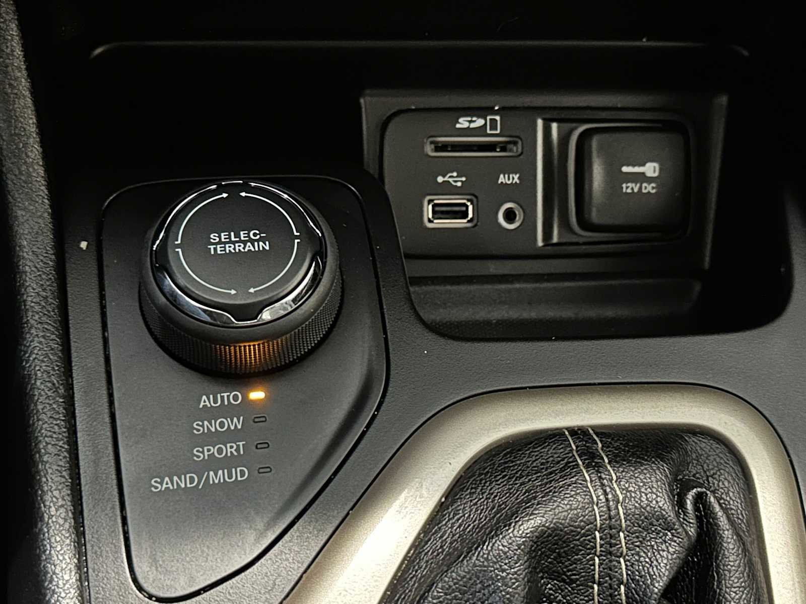 Used 2015 Jeep Cherokee Limited w/ Luxury Group image 17