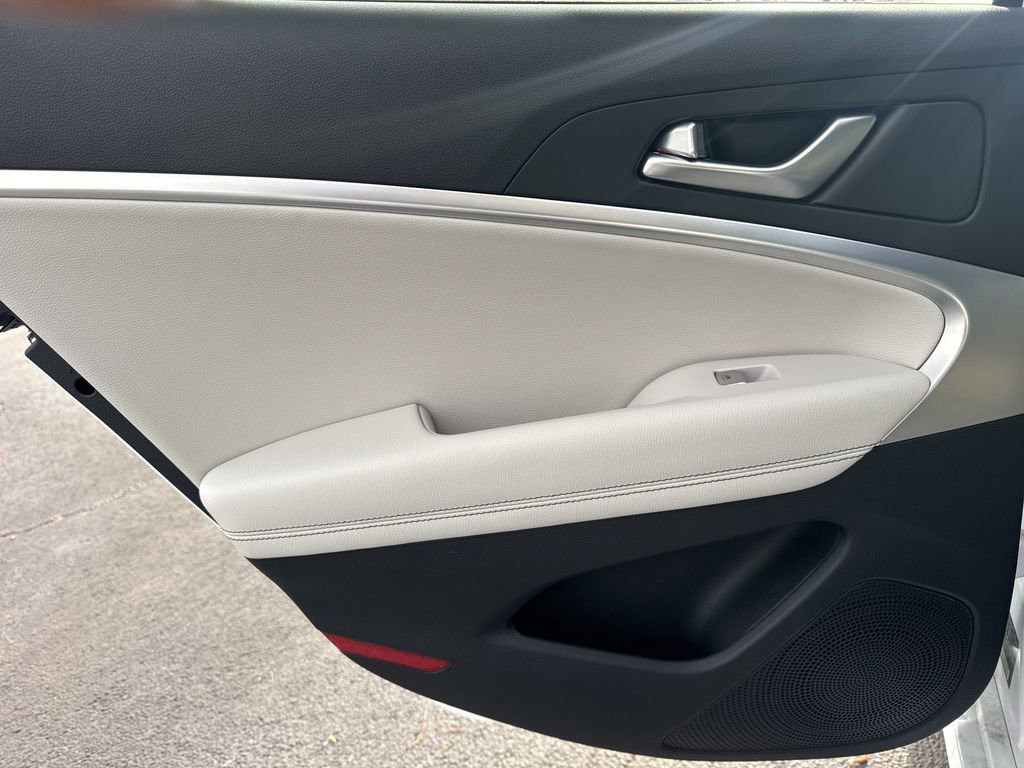 Used 2025 Genesis G70 2.5T RWD image 21