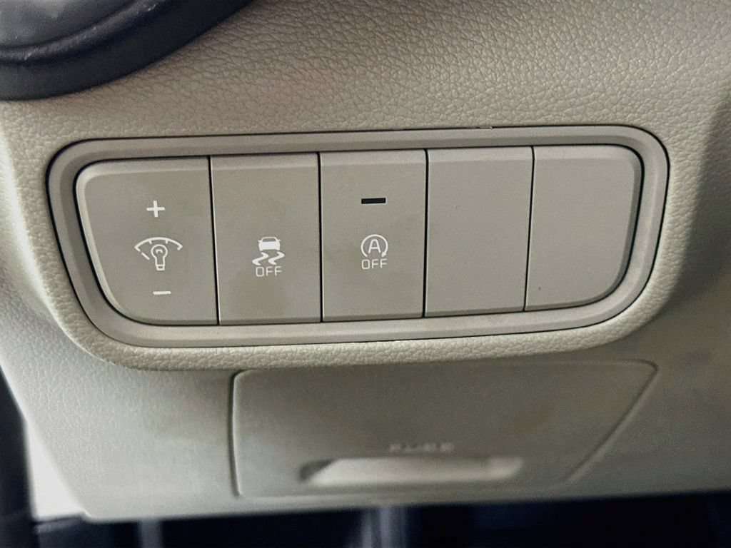 Used 2025 Kia Soul LX w/ LX Technology Package FWD image 20