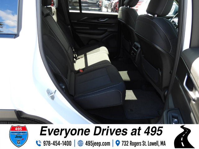 Used 2025 Jeep Grand Cherokee Laredo X AWD/4WD image 11