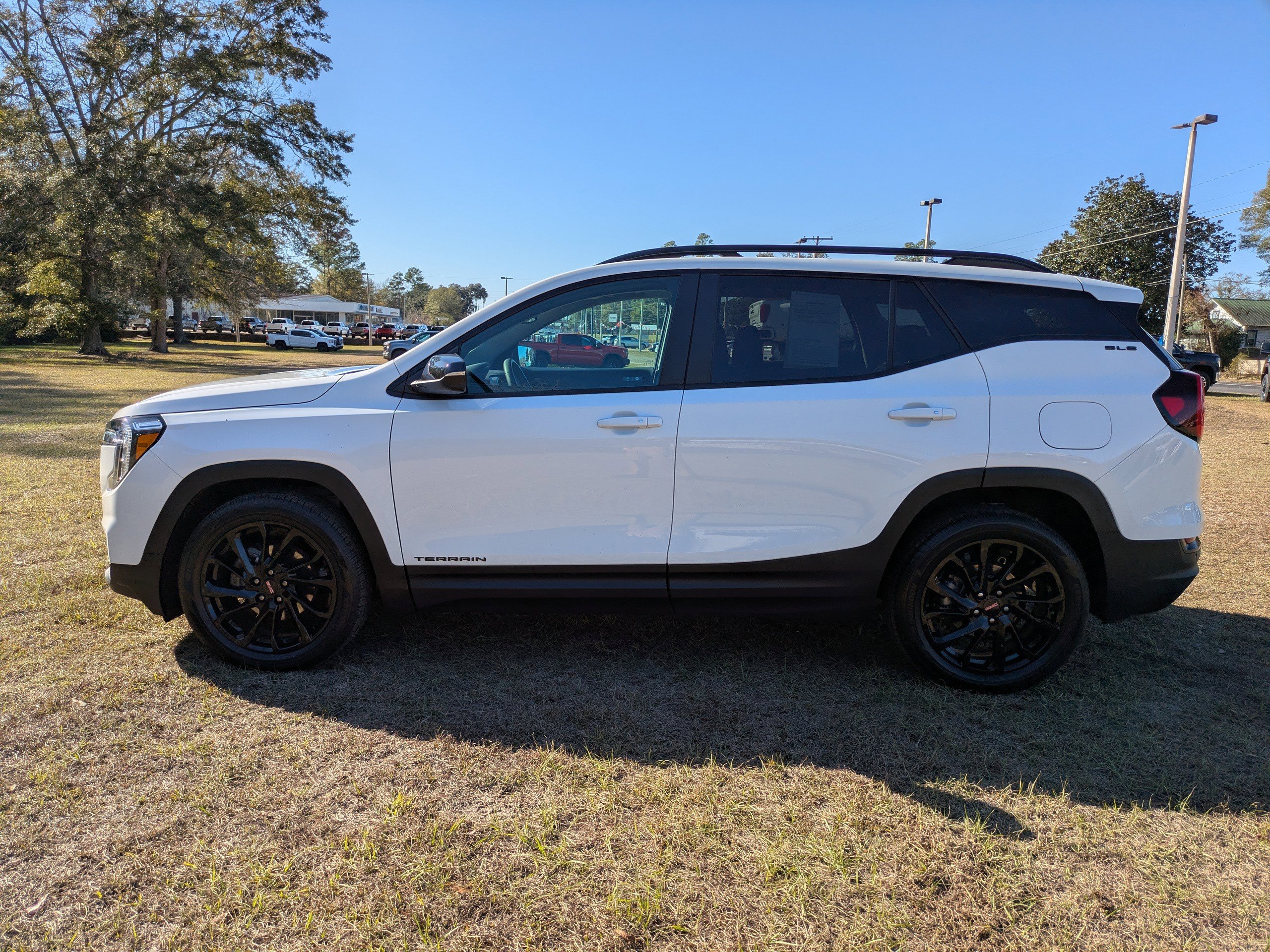 Used 2024 GMC Terrain SLE w/ Driver Convenience Package image 7