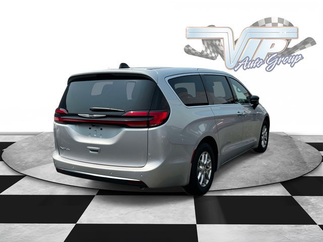 Used 2026 Chrysler Pacifica Select FWD image 3