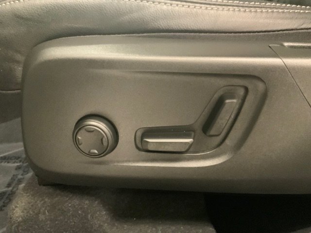 Used 2022 Volvo XC40 T4 Momentum image 11