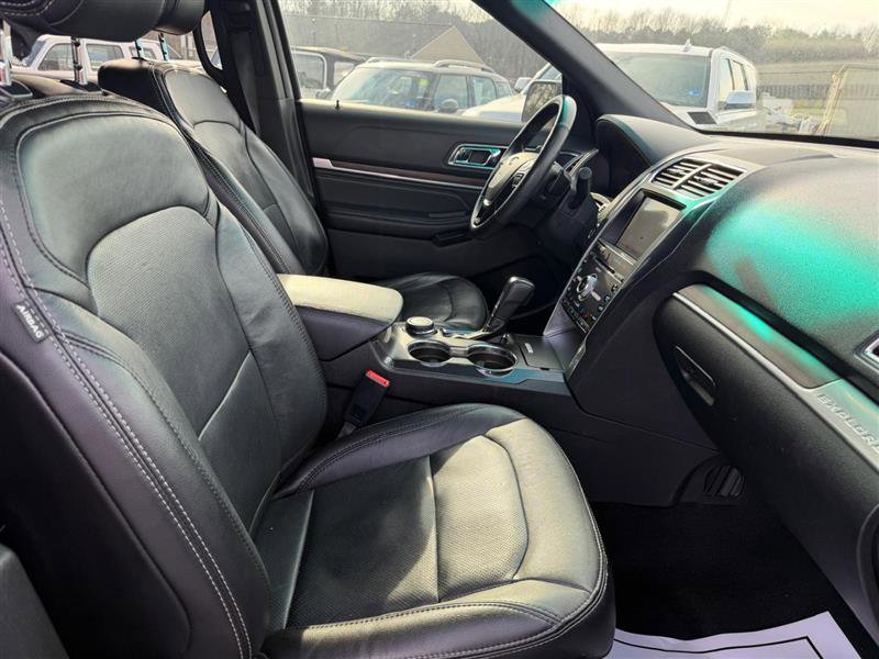 Used 2017 Ford Explorer Limited w/ Equipment Group 303A image 9