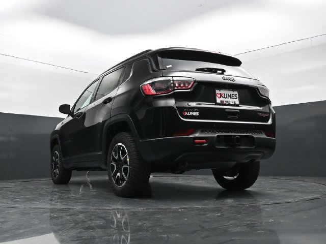 New 2026 Jeep Compass Trailhawk w/ Trailer Tow Group AWD/4WD image 57
