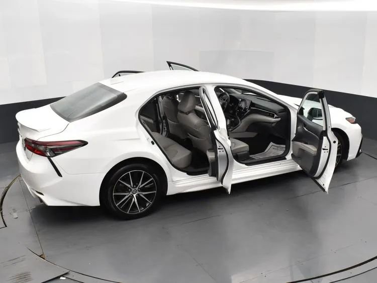 Used 2023 Toyota Camry SE image 6