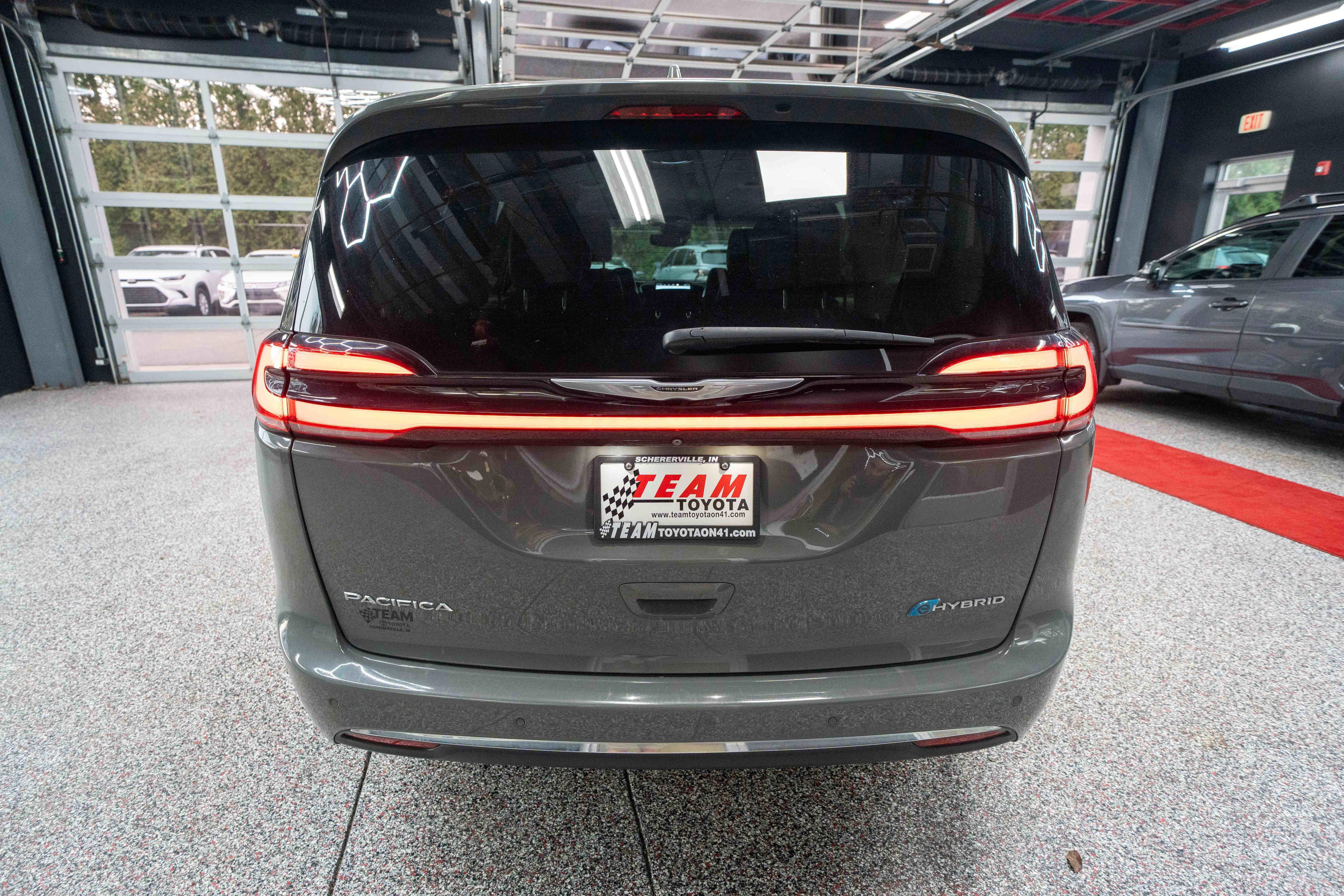 Used 2022 Chrysler Pacifica Touring-L w/ Uconnect Theater Family Group image 3