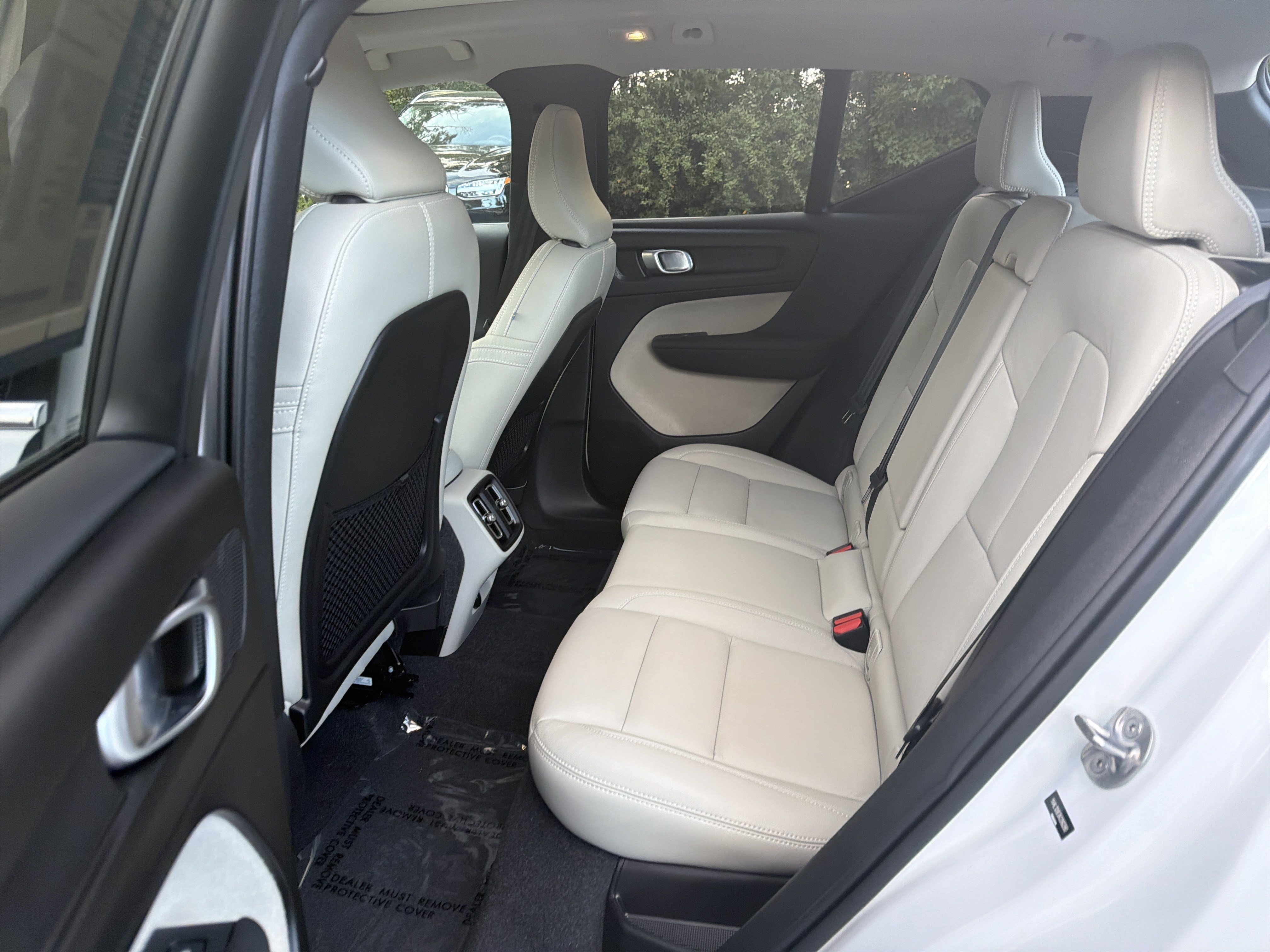Certified 2024 Volvo XC40 B5 Plus AWD/4WD image 32
