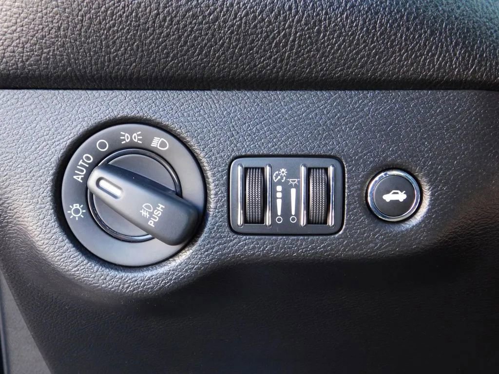 Used 2015 Dodge Challenger R/T Plus image 27