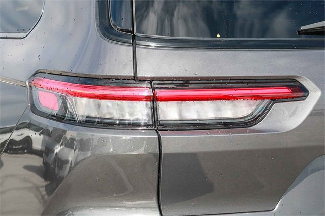 Used 2023 Jeep Grand Cherokee L Laredo image 11