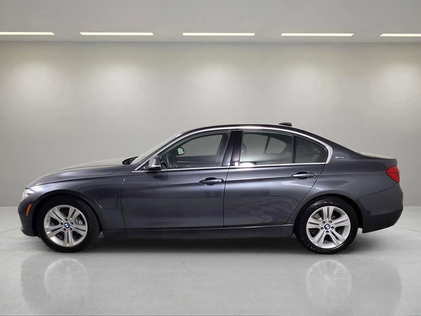 Used 2016 BMW 330e image 4