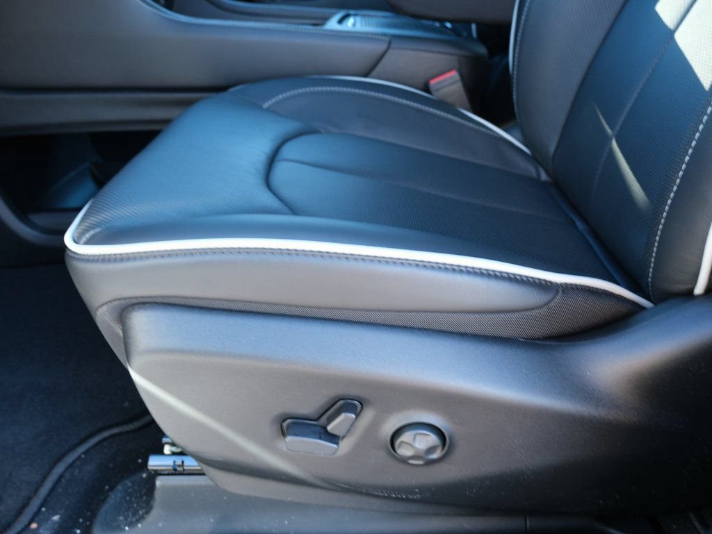 New 2026 Chrysler Pacifica Limited w/ Uconnect Theater Family Group FWD image 26