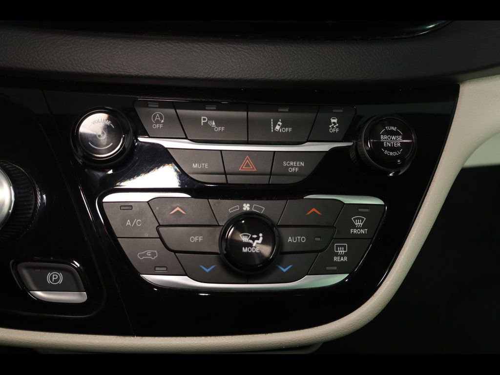 Used 2024 Chrysler Pacifica Touring-L image 25