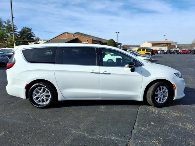 Used 2024 Chrysler Pacifica Touring-L image 2