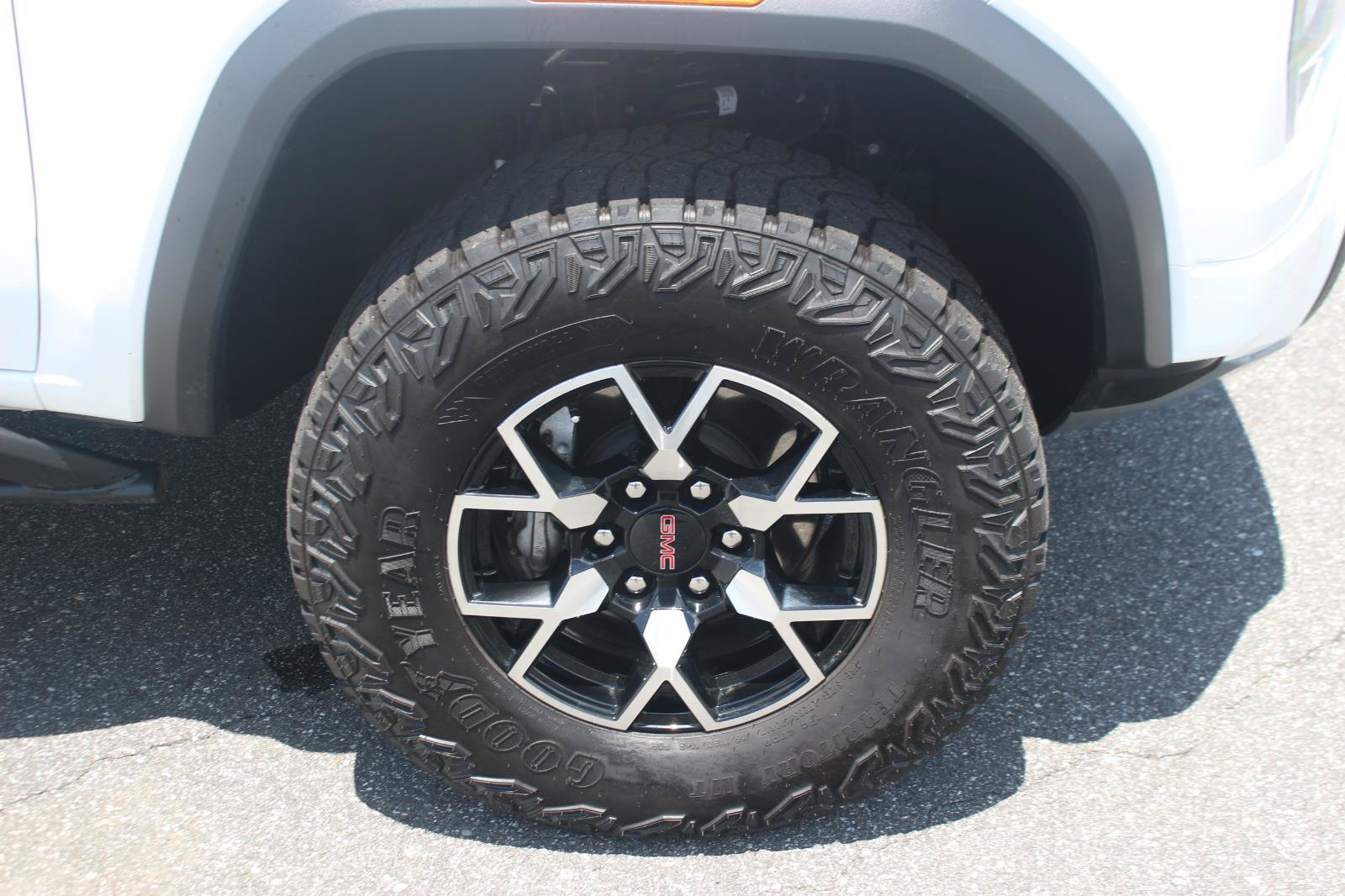 Used 2024 GMC Canyon AT4X AWD/4WD image 37