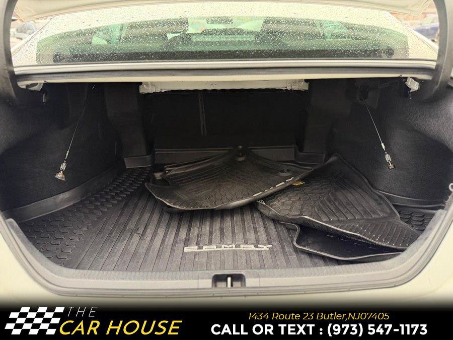Used 2019 Toyota Camry LE FWD image 3