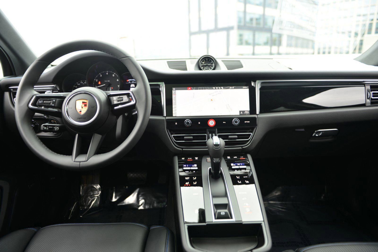 Used 2025 Porsche Macan image 17