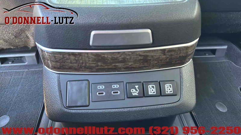 Used 2025 Toyota Sienna Platinum image 37