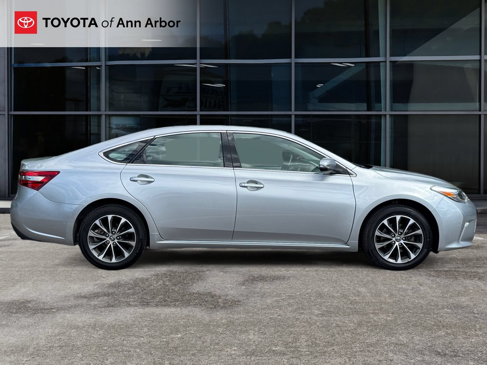 Used 2018 Toyota Avalon XLE Premium w/ Carpet Mat Package FWD image 12