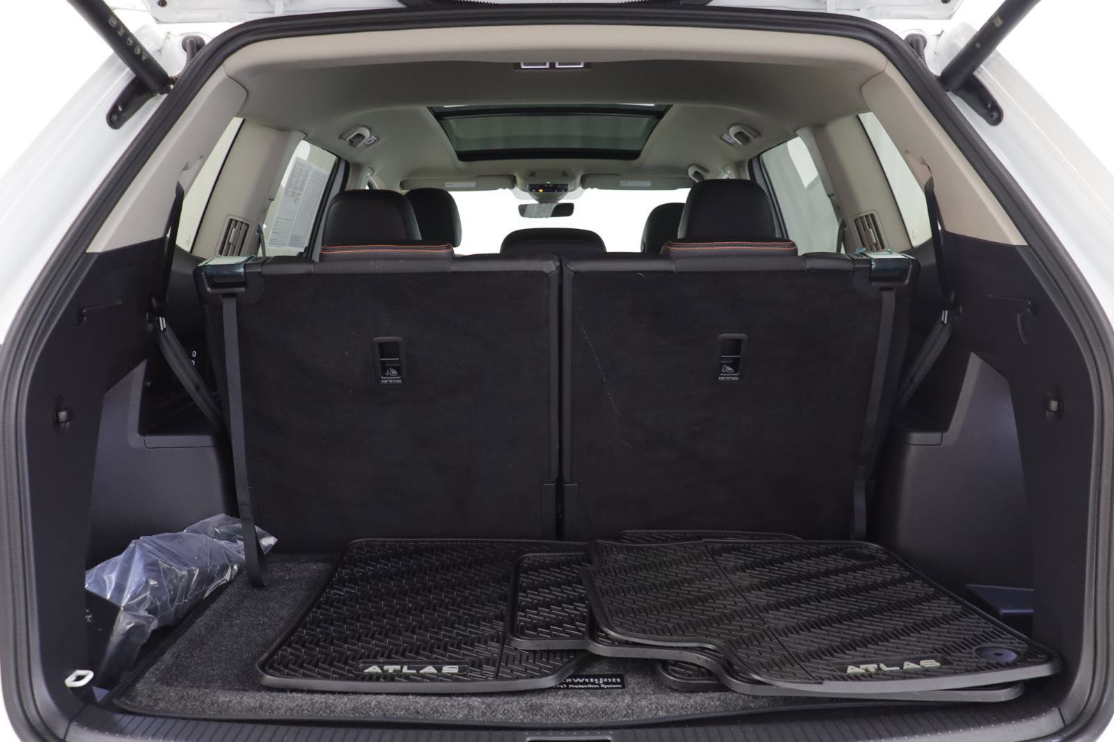 Used 2025 Volkswagen Atlas Peak Edition SE image 17