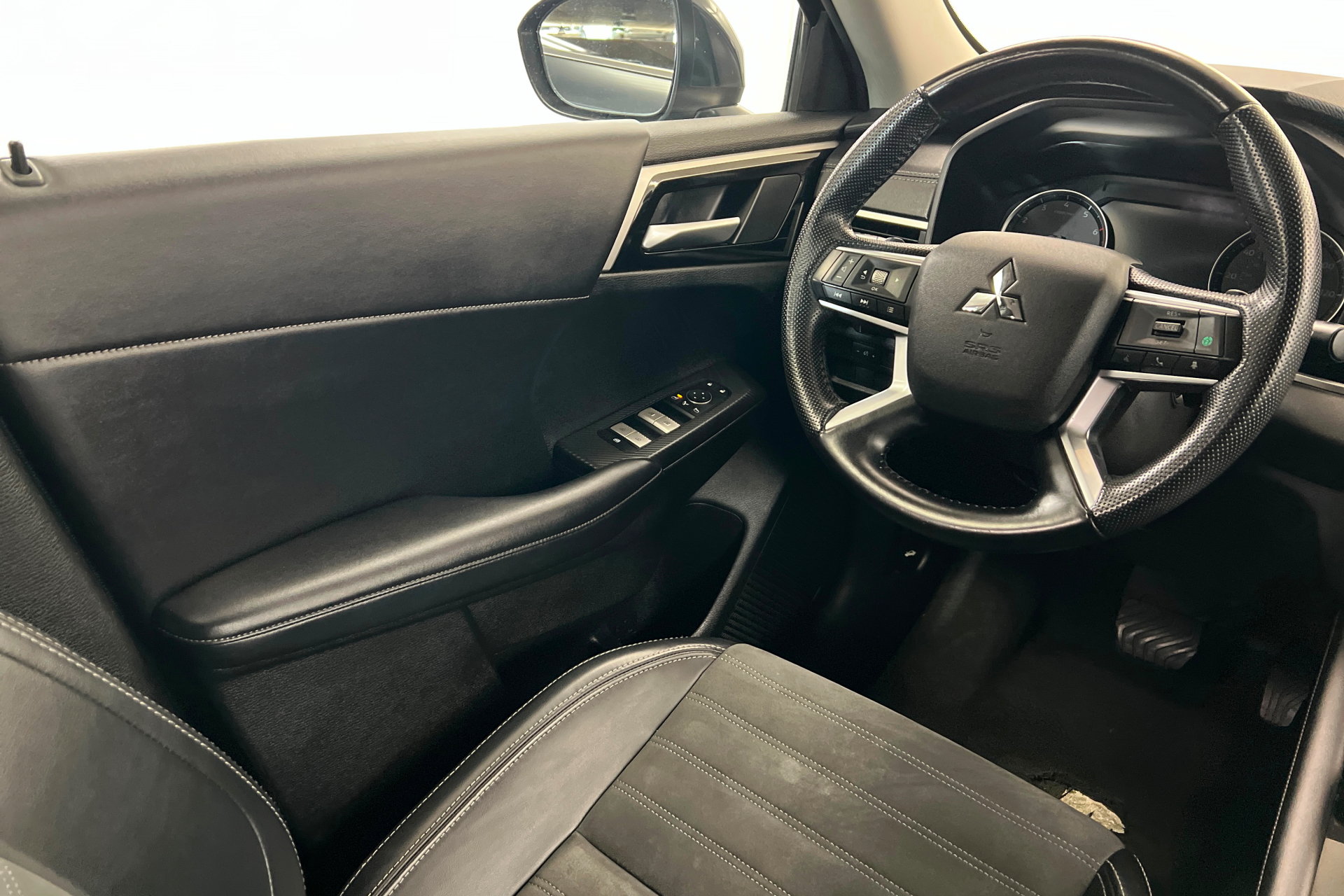 Used 2024 Mitsubishi Outlander FWD image 11