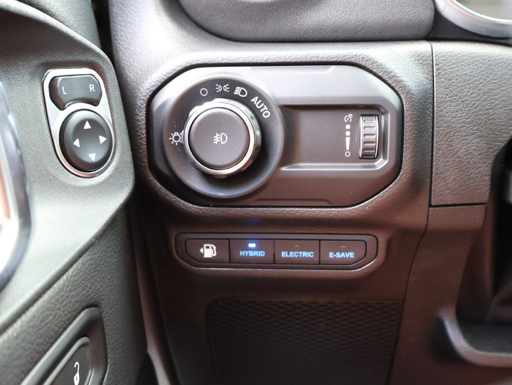 Used 2023 Jeep Wrangler Unlimited Sahara AWD/4WD image 29
