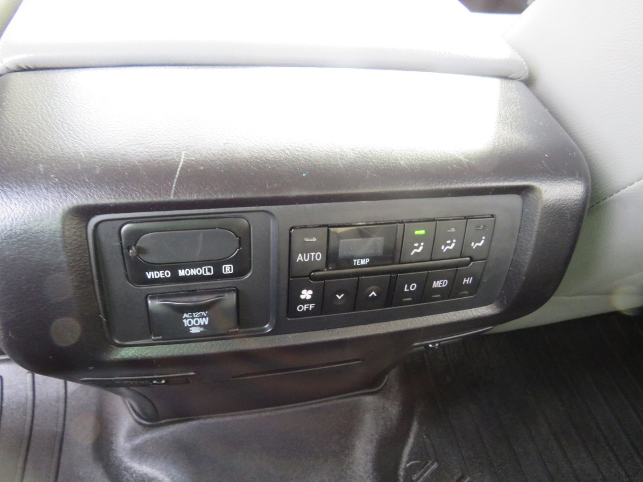 Used 2015 Toyota Sequoia Platinum image 21