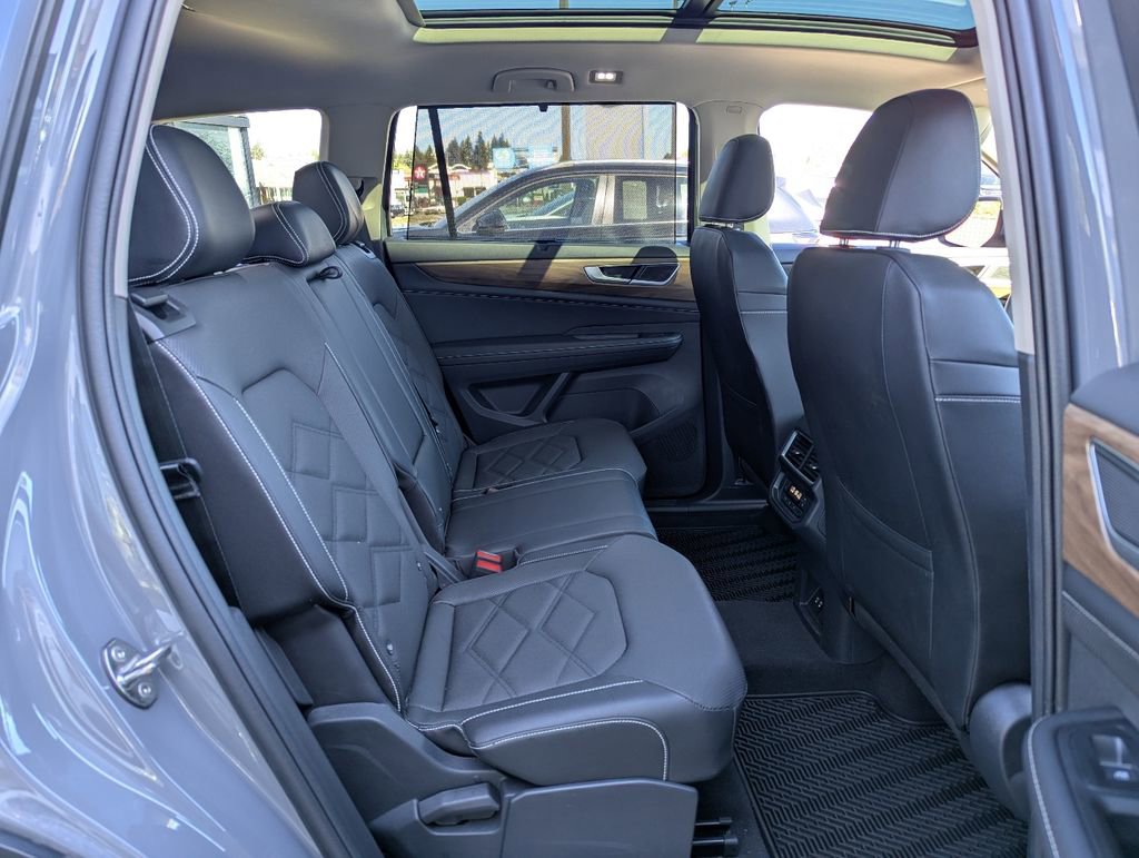 Used 2025 Volkswagen Atlas SE w/ Panoramic Sunroof Package AWD/4WD image 35