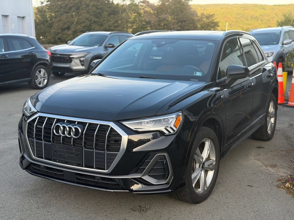 Used 2023 Audi Q3 2.0T Premium w/ Convenience Package AWD/4WD image 1