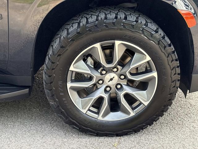 Used 2022 Chevrolet Suburban RST w/ Luxury Package AWD/4WD image 9