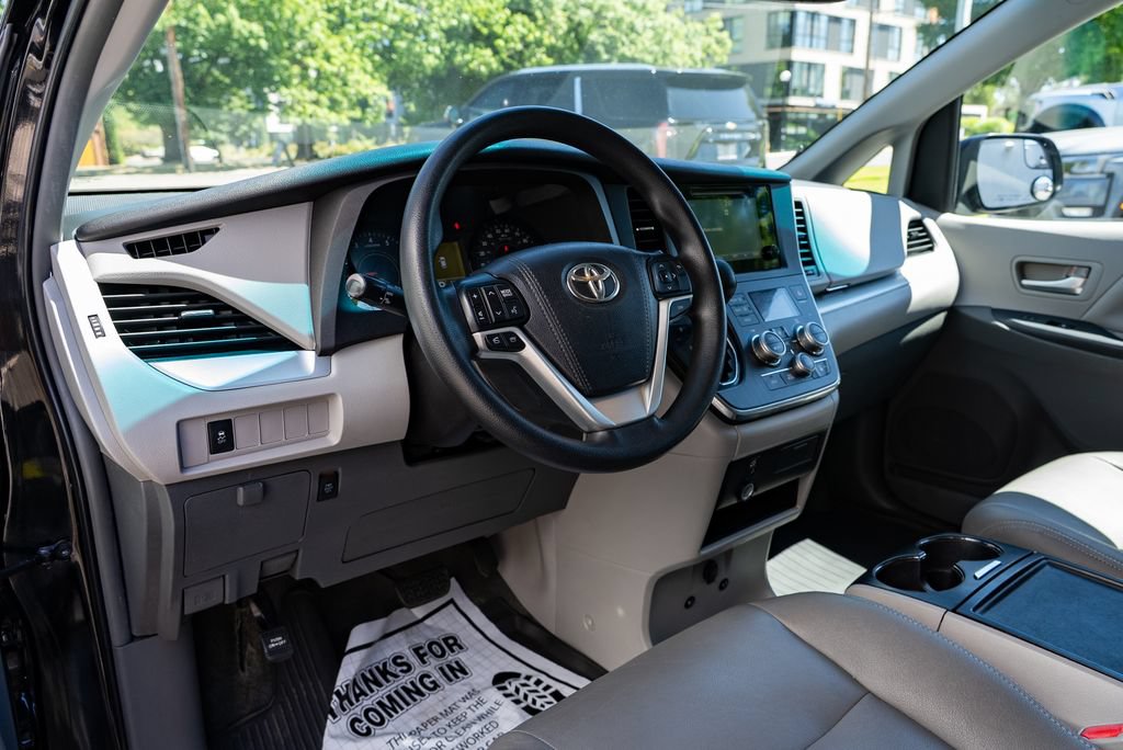 Used 2015 Toyota Sienna LE FWD image 20
