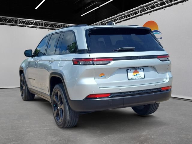 Used 2023 Jeep Grand Cherokee Altitude RWD image 7