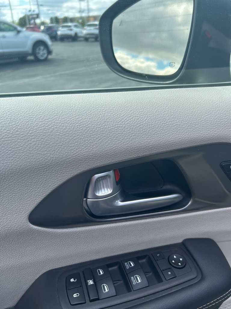 Used 2023 Chrysler Pacifica Touring-L FWD image 24