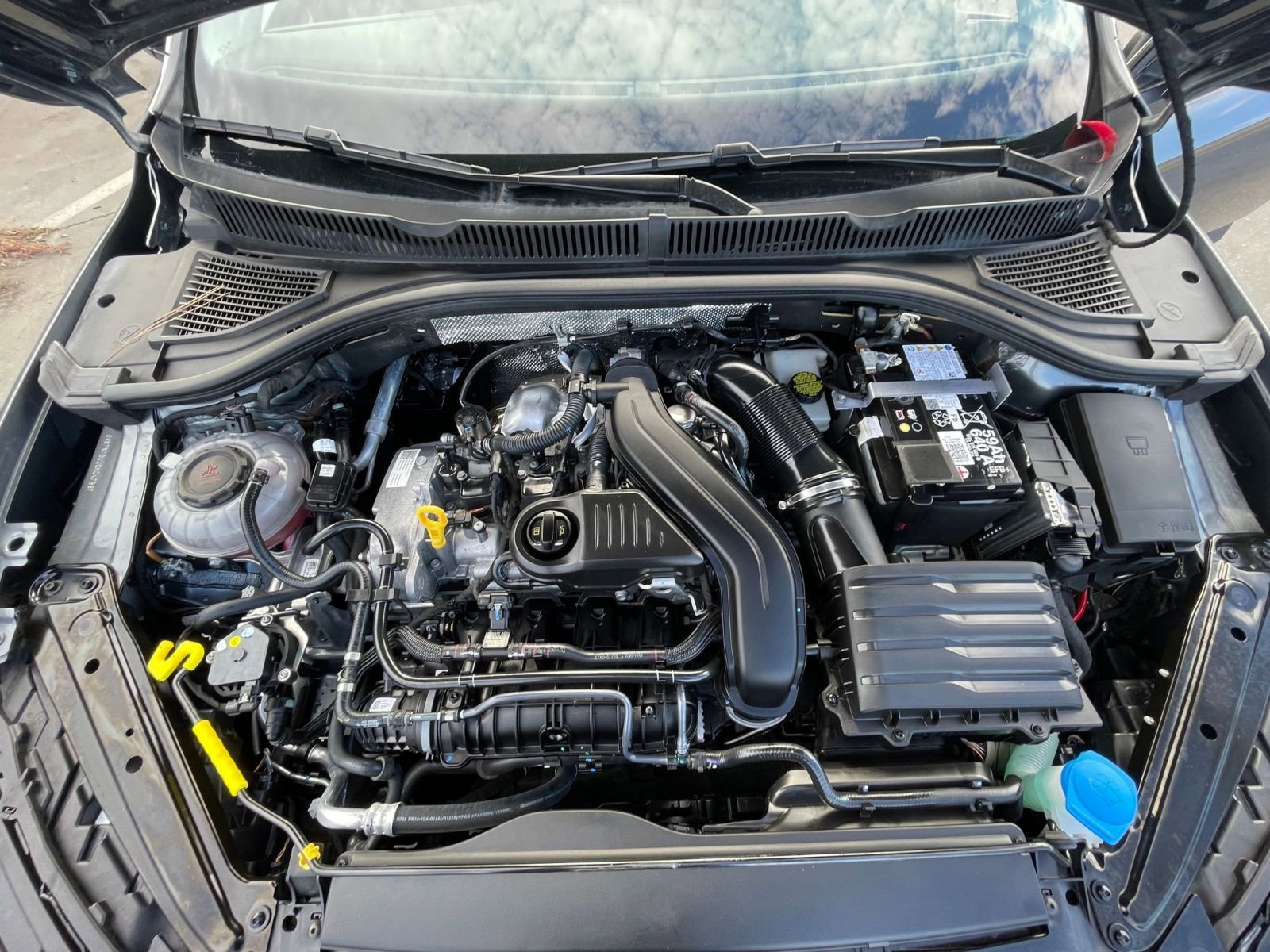 Used 2025 Volkswagen Jetta SE image 32