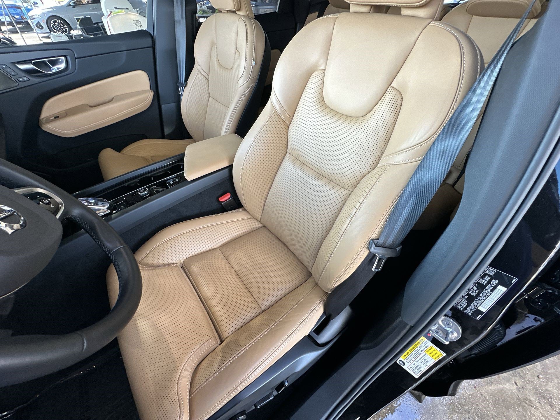 Used 2024 Volvo XC60 T8 Ultimate w/ Protection Package Premier image 13