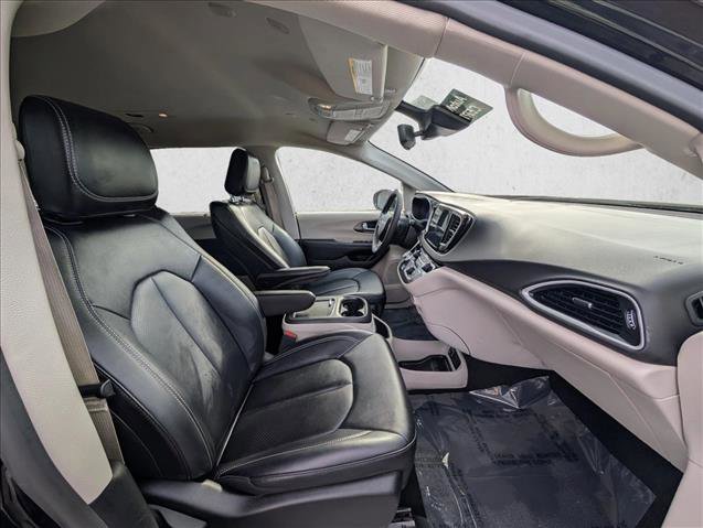 Used 2024 Chrysler Pacifica Touring-L image 21