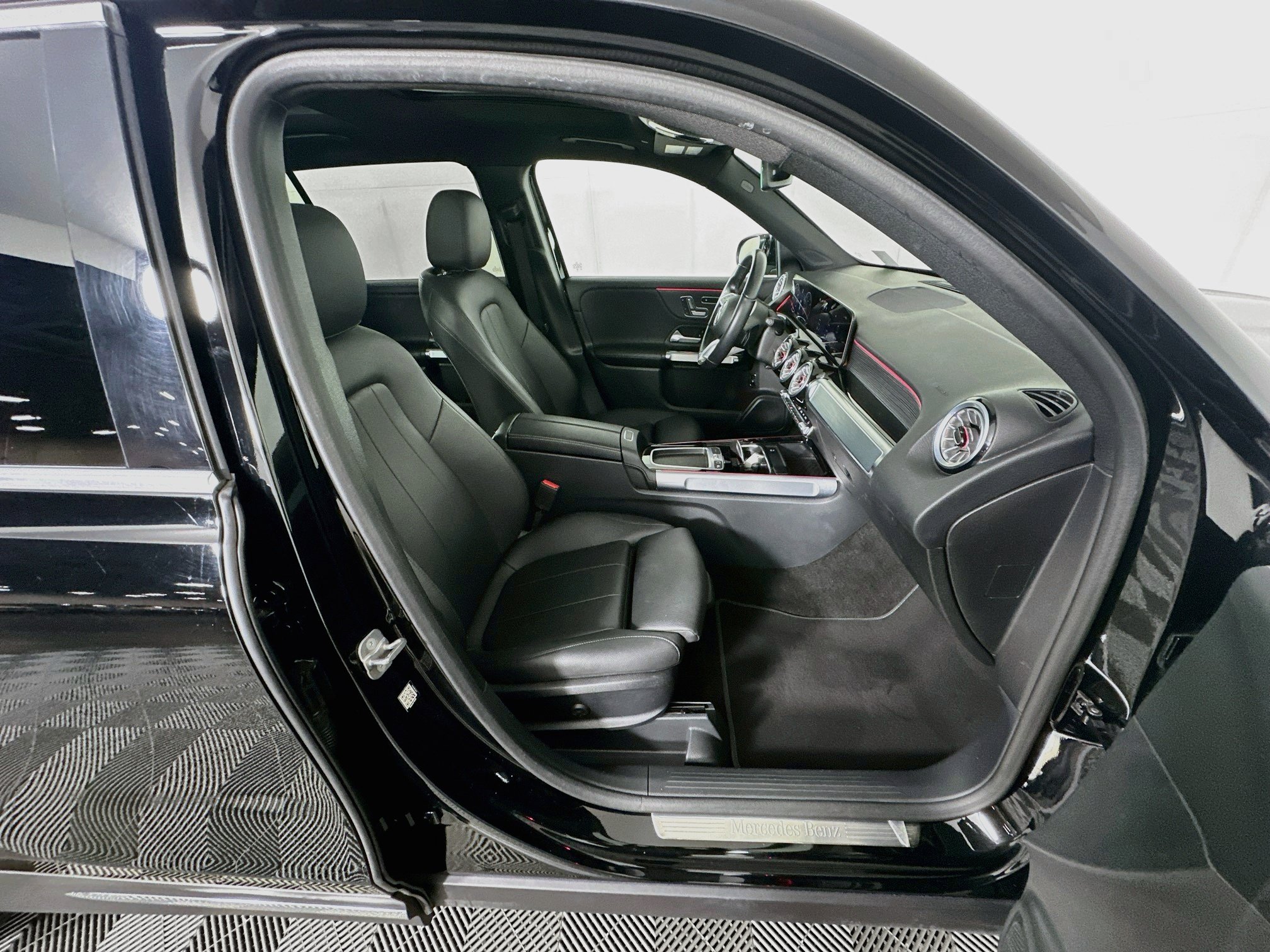 Used 2025 Mercedes-Benz GLB 250 image 31