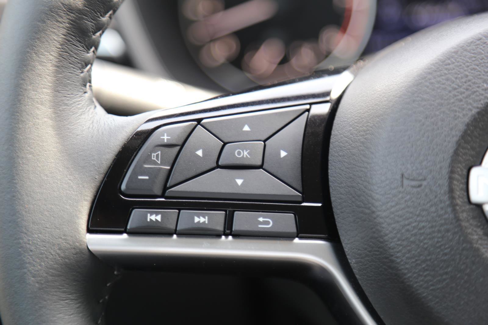 Used 2025 Nissan Altima 2.5 SL FWD image 9