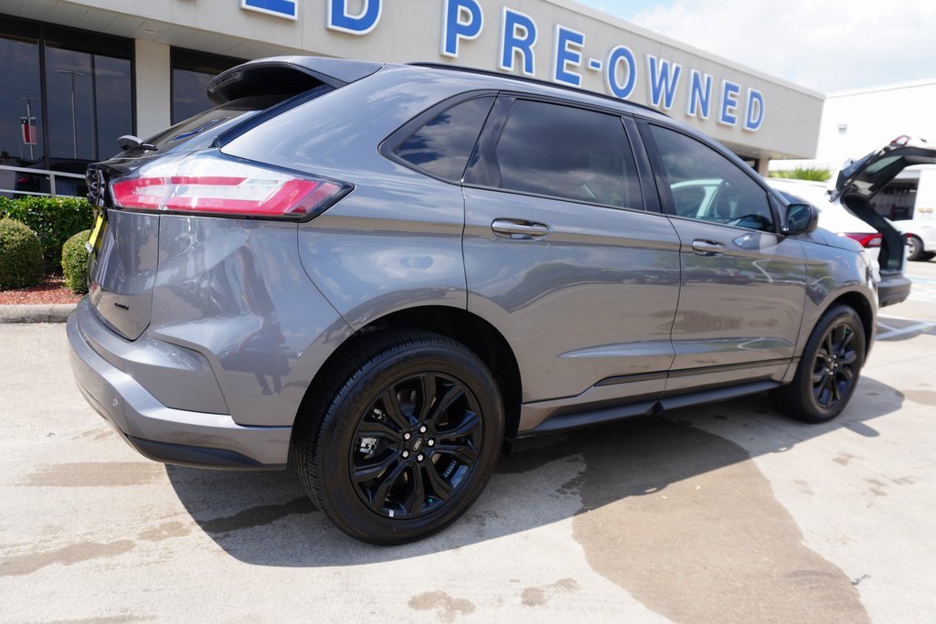 Used 2024 Ford Edge SE w/ Black Appearance Package image 6