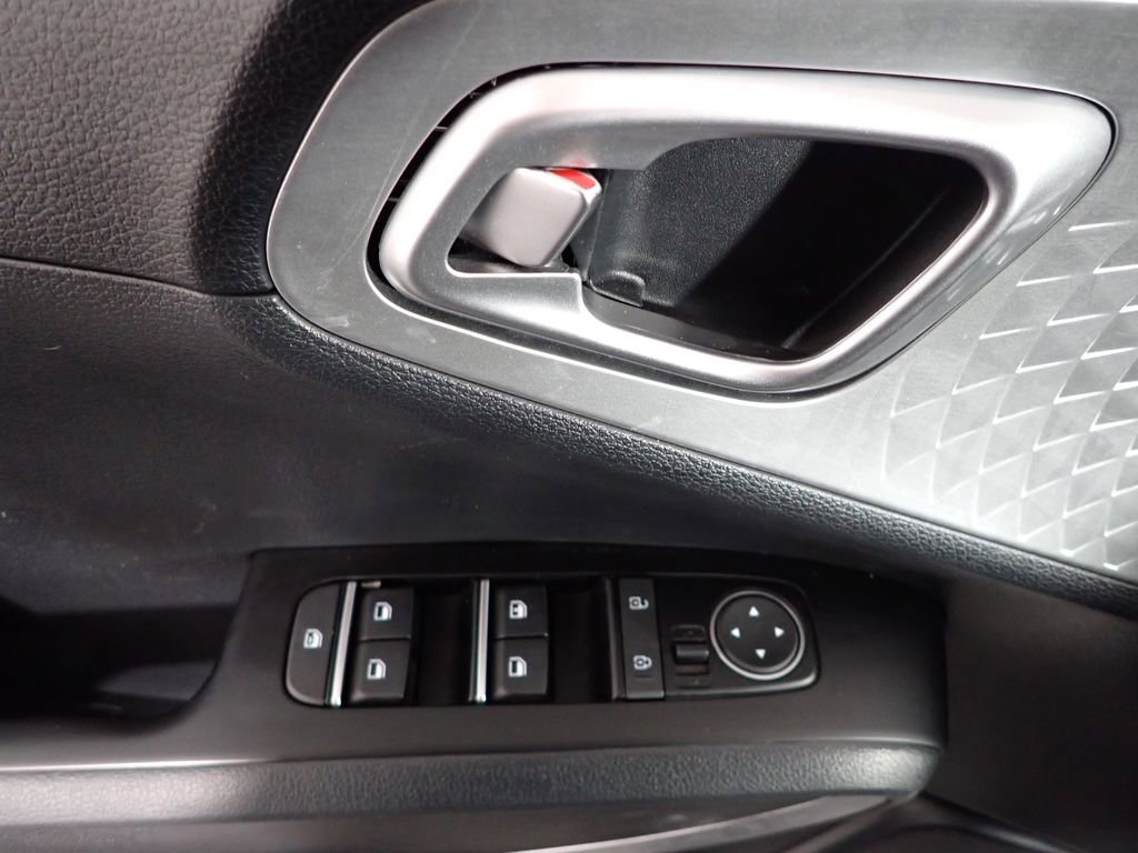 Used 2025 Kia Soul LX image 18