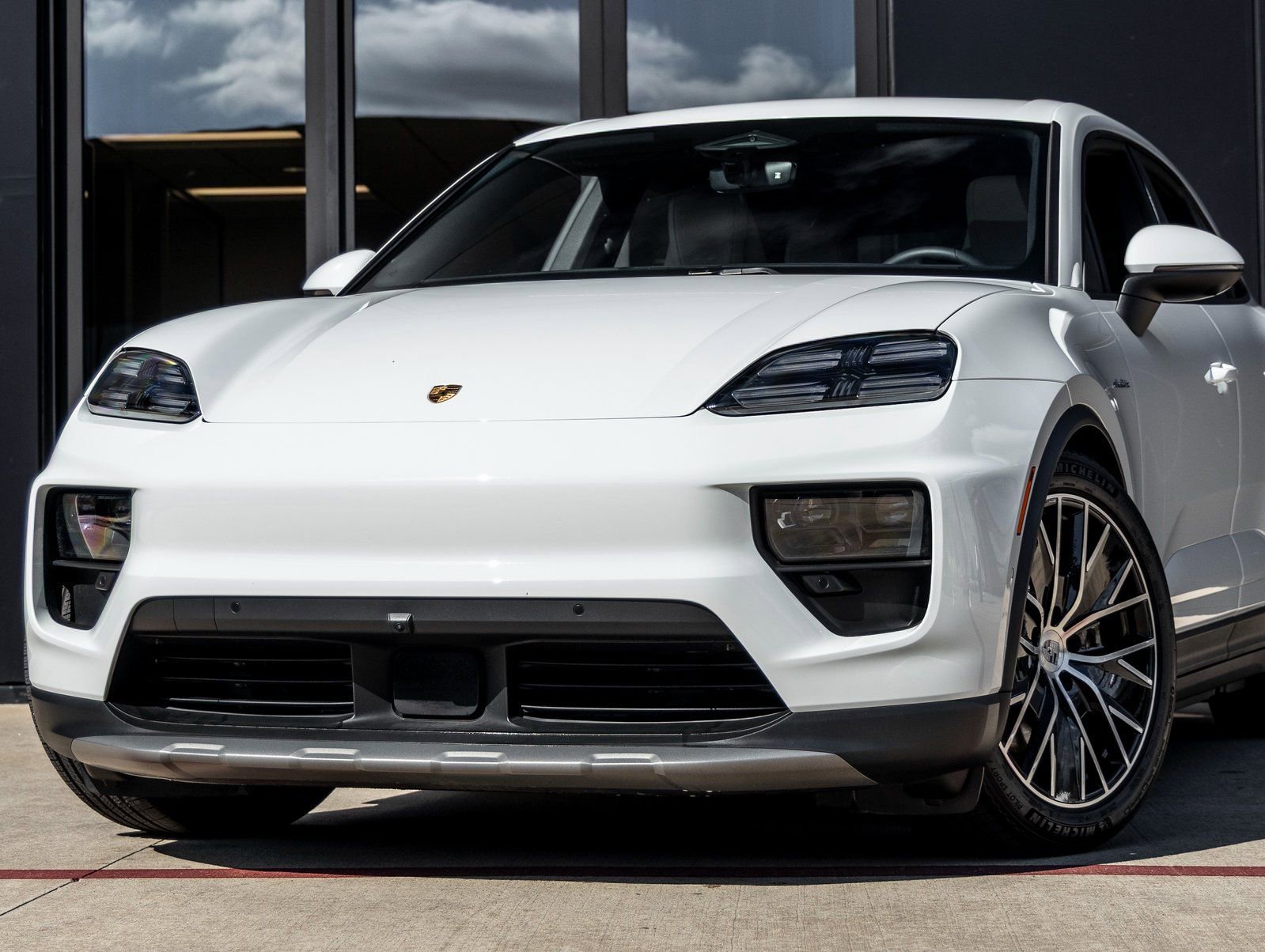 Certified 2025 Porsche Macan 4S Electric image 7