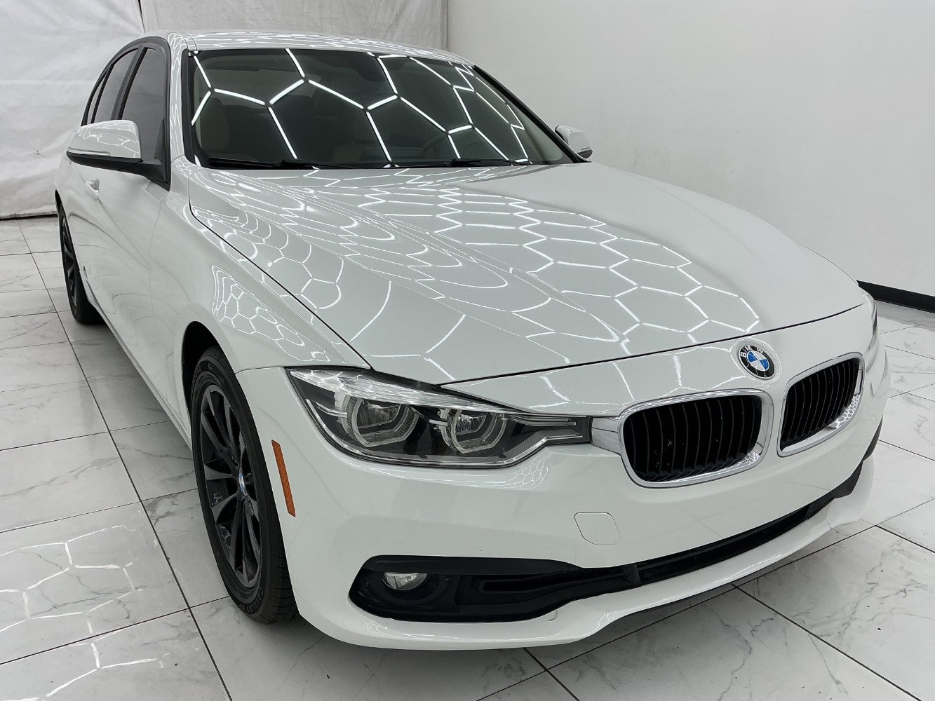 Used 2018 BMW 320i Sedan RWD image 3
