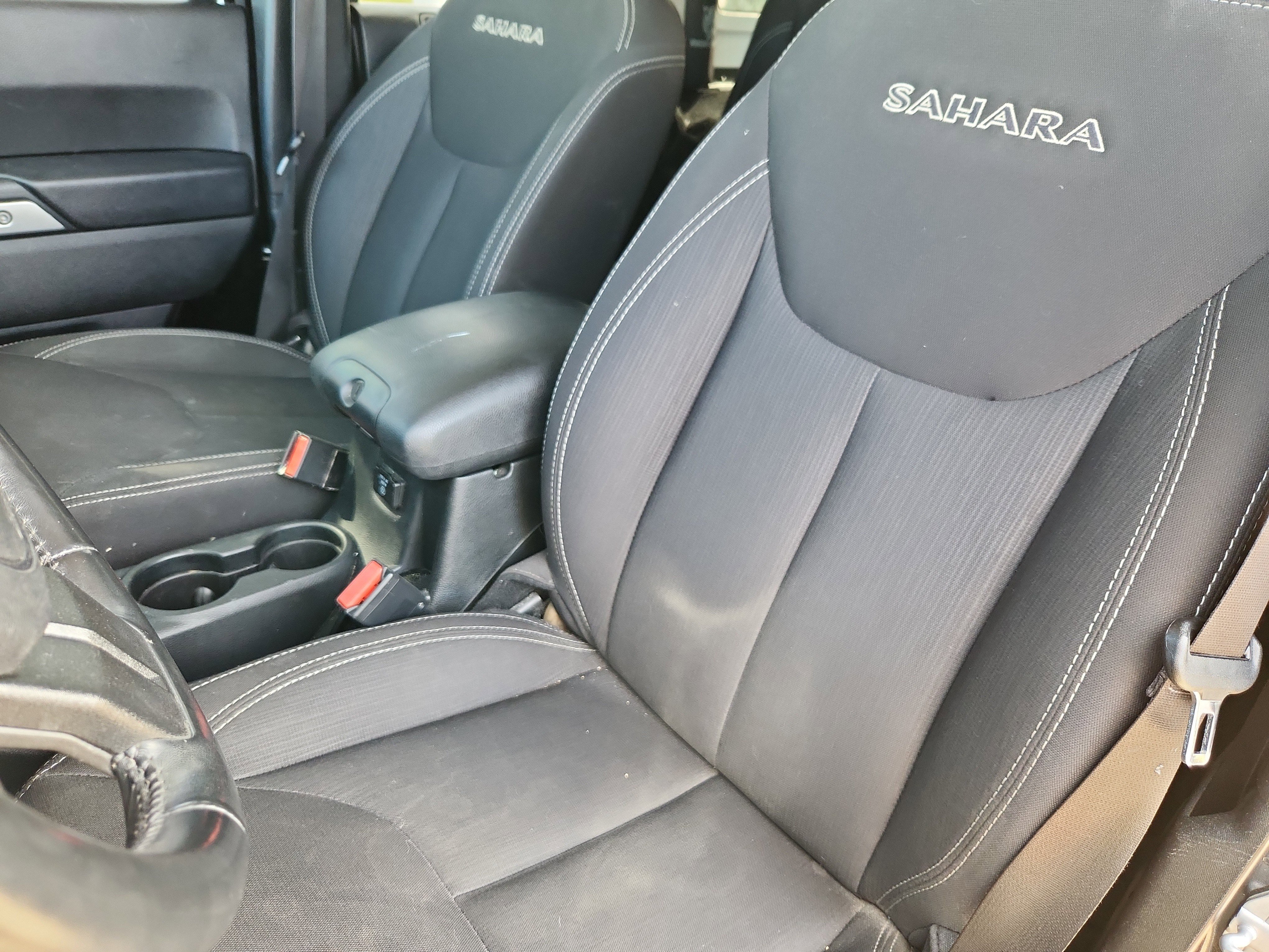 Used 2018 Jeep Wrangler Unlimited Sahara w/ Connectivity Group image 7