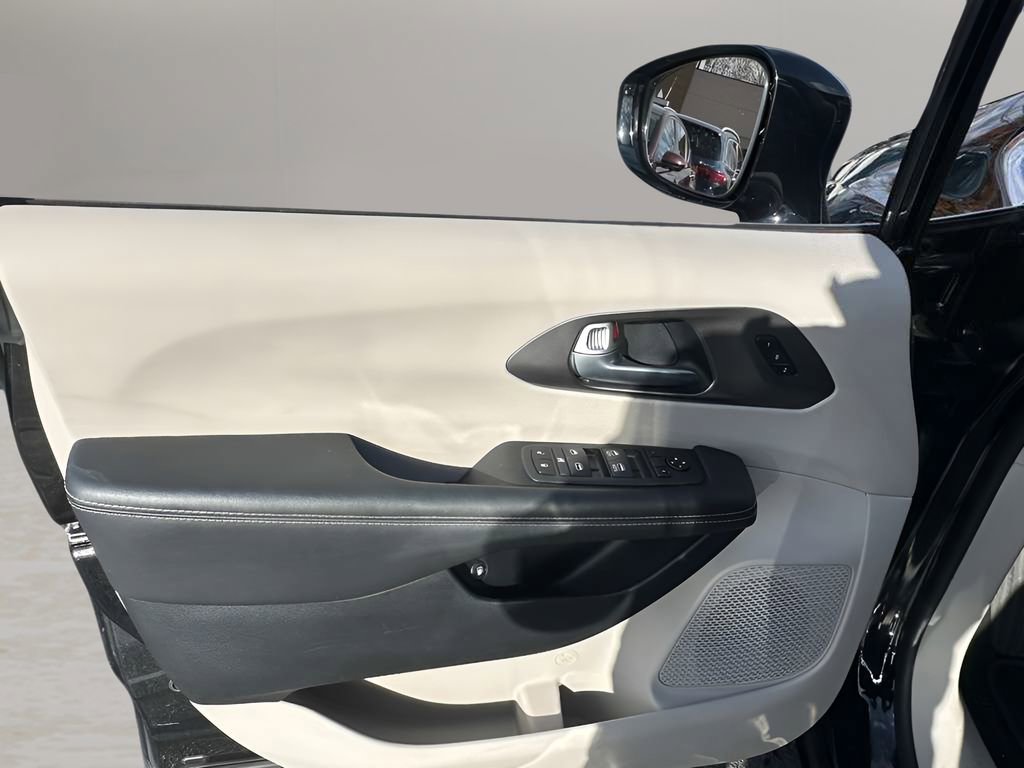 Used 2024 Chrysler Pacifica Select image 15