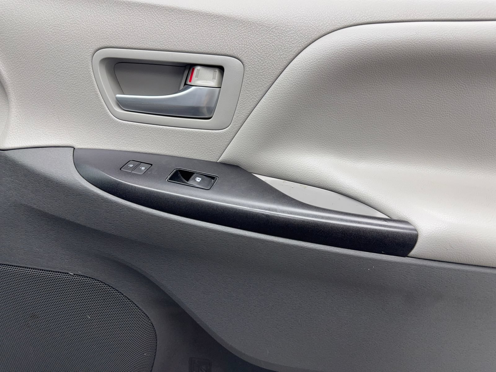 Used 2018 Toyota Sienna LE w/ Carpet Mat Package FWD image 42