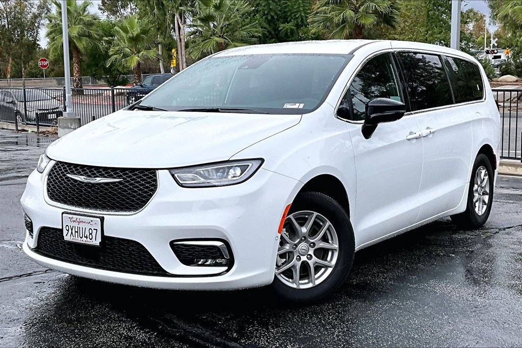 Used 2026 Chrysler Pacifica Select FWD image 2