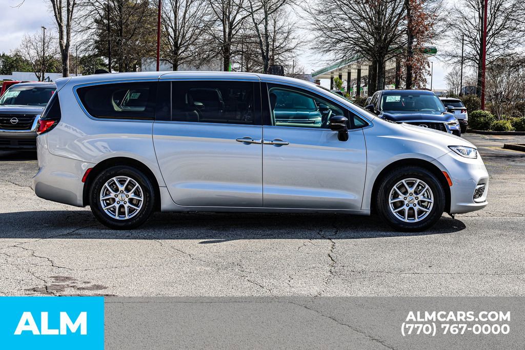 Used 2024 Chrysler Pacifica Touring-L FWD image 10